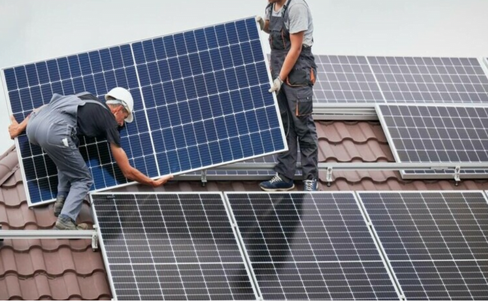 Cine poate instala panouri fotovoltaice?