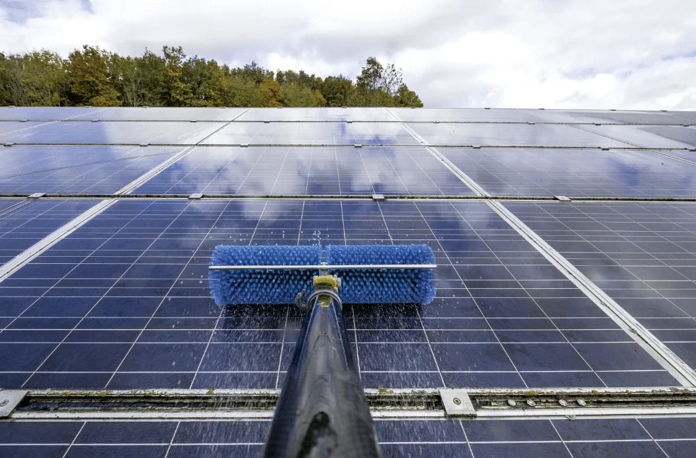 Curatare panouri fotovoltaice: menținerea eficienței – Ghid practic